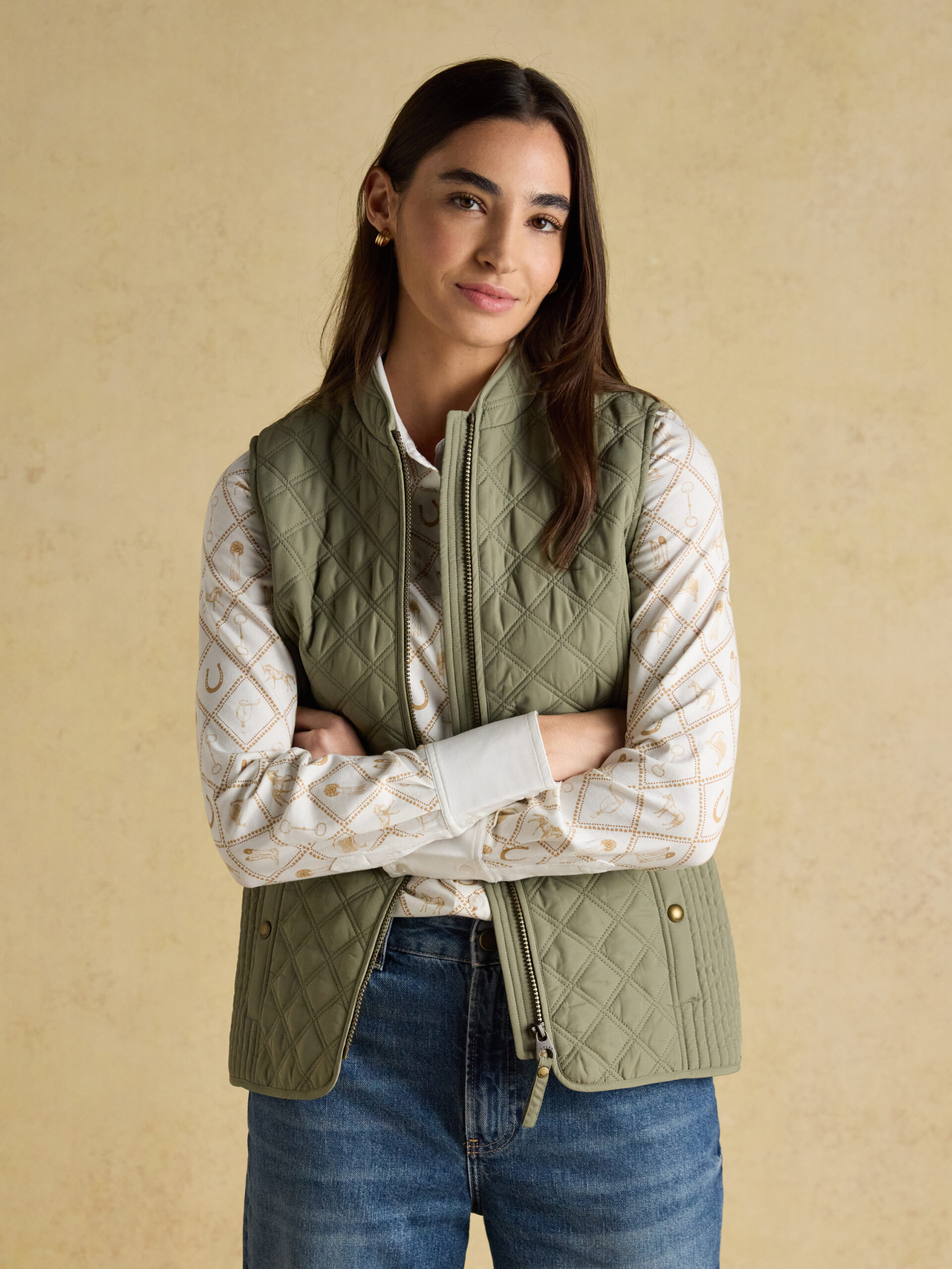 OL_ITF86650_LD_207 JOULES Minx Sage Green Showerproof Diamond Quilted Gilet - Image 1